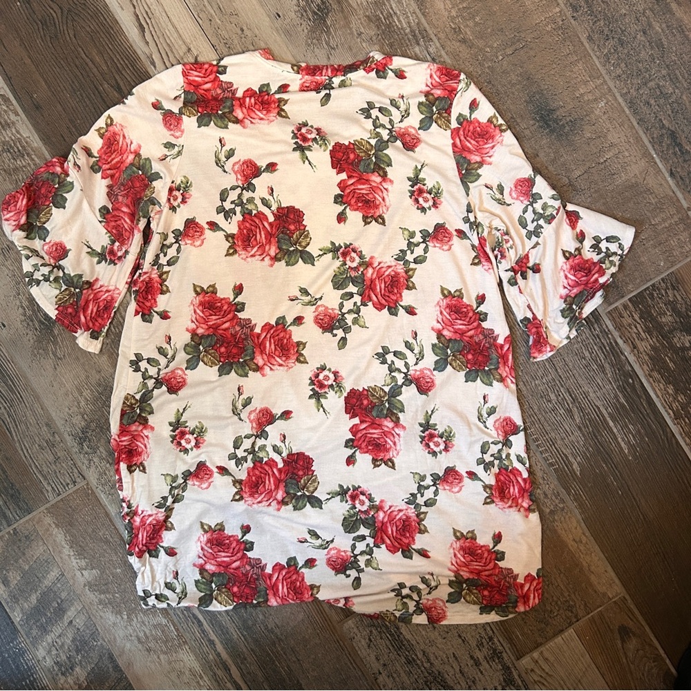 🌹Chris & Carol🌹 Red and Cream Rose Floral Short Sleeve Tunic Top - Picture 5 of 7